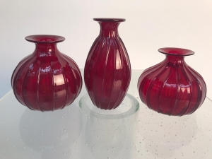 tri small vases Rubin red