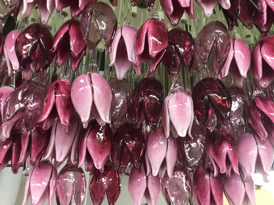 Plafoniera realizzata con 159 tulipani in vetro